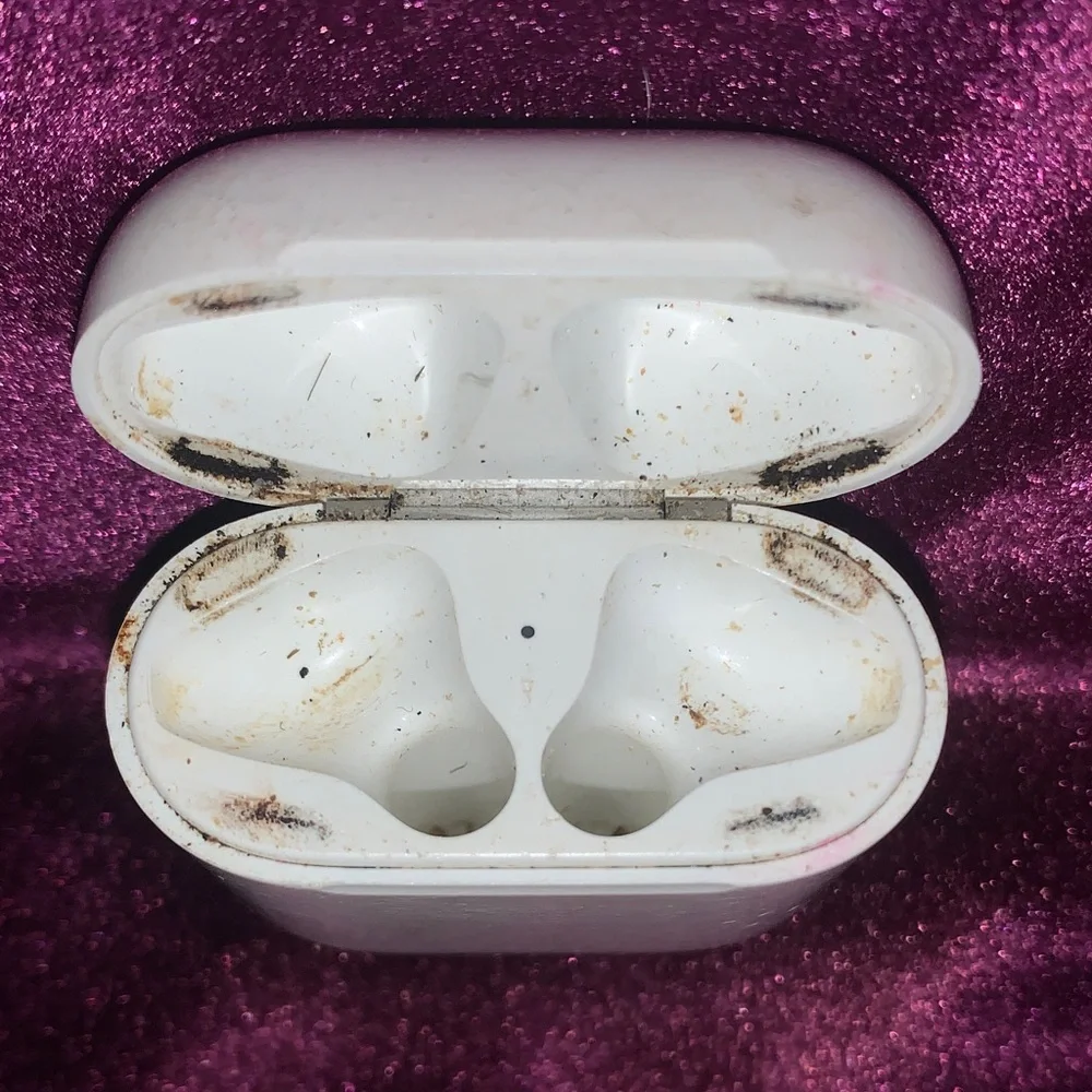 Apple Bottoms White Wireless Earbuds